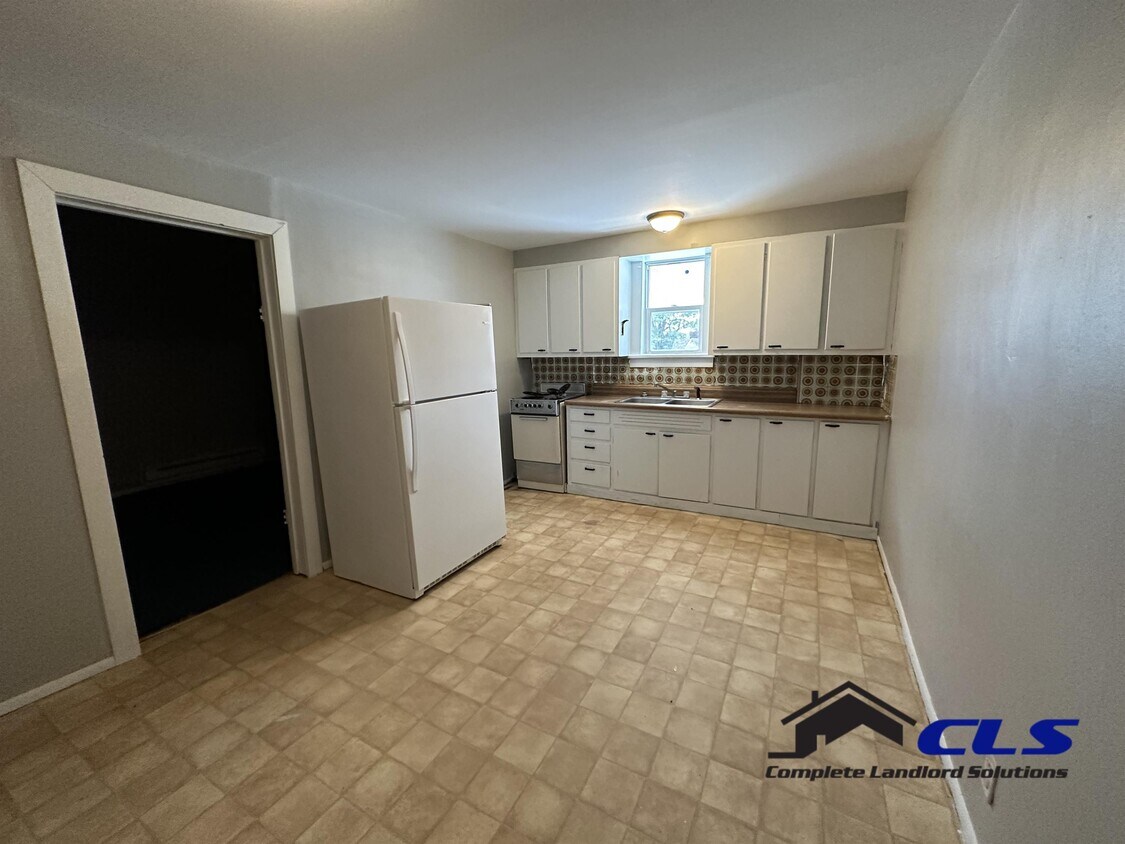 Building Photo - 9 W Paris Ave