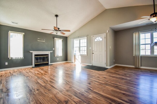 Building Photo - Adorable home in Hubert!