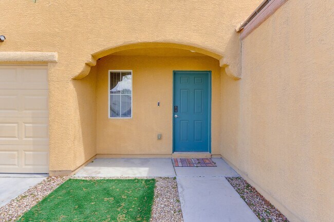 Foto del edificio - CHARMING 2 BEDROOM HOME IN GATED COMMUNITY...