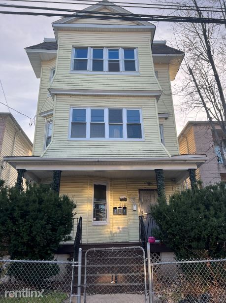 Primary Photo - 3 br, 1 bath Condo - 576 Hawthorne Ave Apt 1
