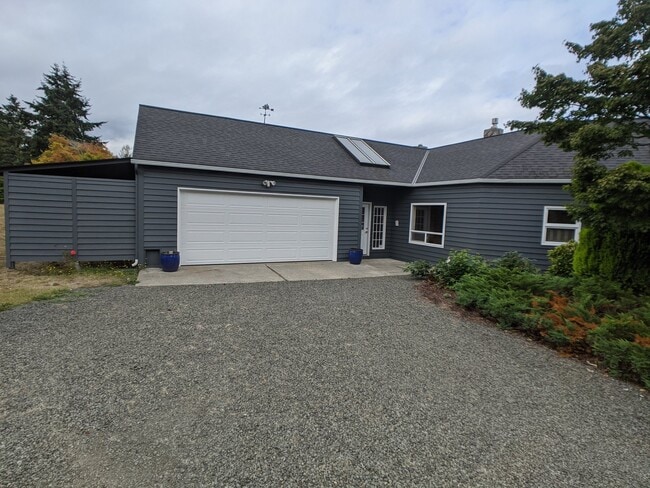 Foto del edificio - 3 bed 3 bath on 4.8 acres w/ beautiful wat...