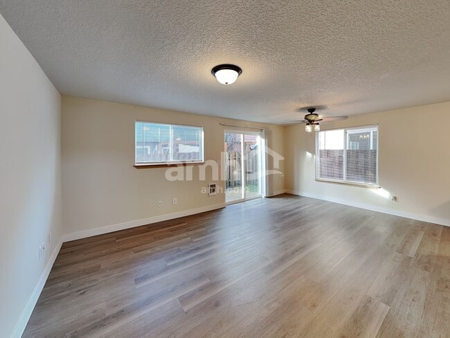 Building Photo - 465 Donna Dr