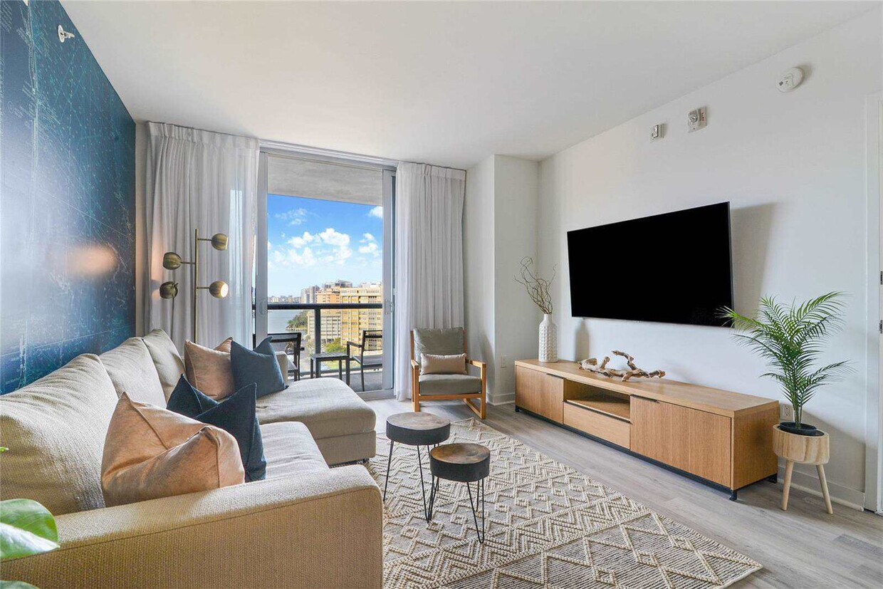 Foto principal - 2602 E Hallandale Beach Blvd