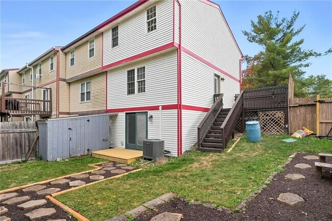Building Photo - 222 Parkwood Dr