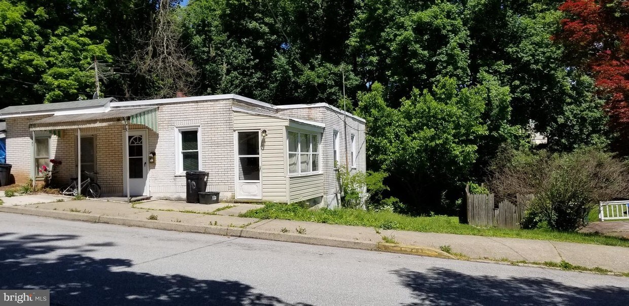 Primary Photo - 161 Poplar St