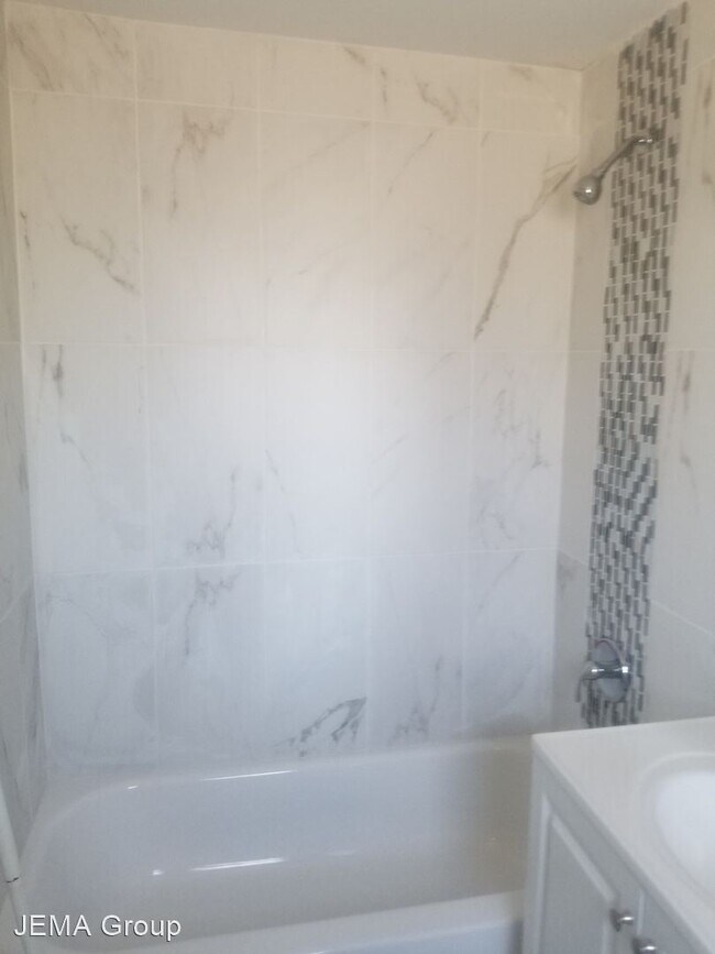 Building Photo - 1734-1738 W Glenrosa Ave