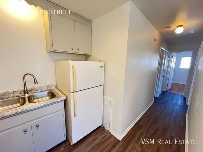 Building Photo - Spacious 2-Bedroom Upper-Level Unit - Avai...