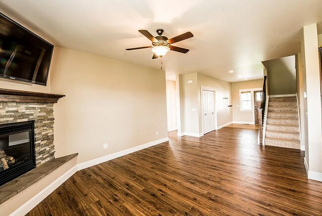 Foto del edificio - 4 Bedroom home located in upscale neighbor...