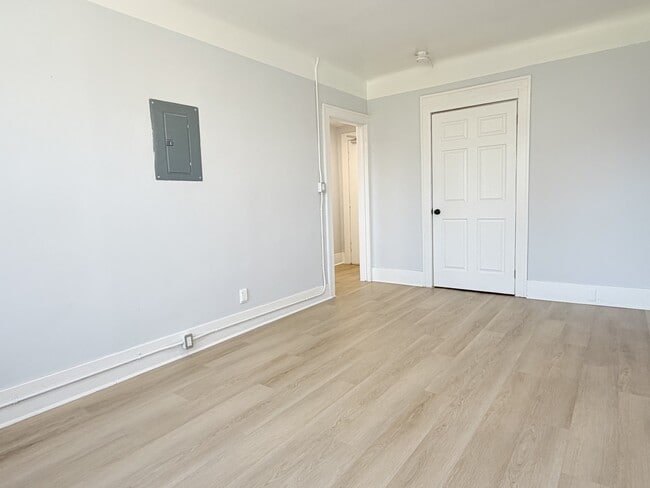 Building Photo - 524 Pitt St W