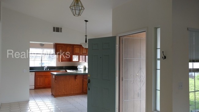 Building Photo - Temecula 3 bedroom Pool Home!
