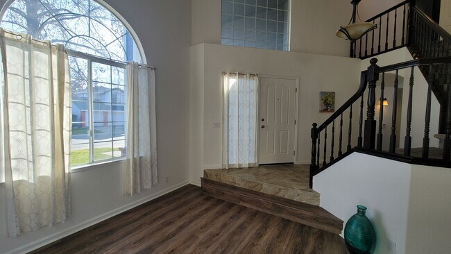 Building Photo - Beautiful Tri-Level home available in Vint...