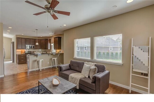 Building Photo - 4 Bedroom, 2.5 bath in Blaine Available fo...