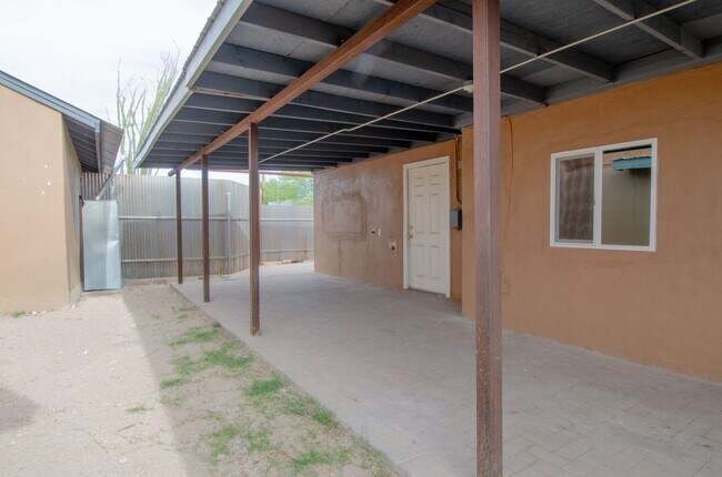 Foto del edificio - 2 Bed 1 Bath Home with Private Fenced Backyard!