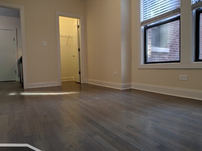 Building Photo - 2633 1/2 N Spaulding Ave