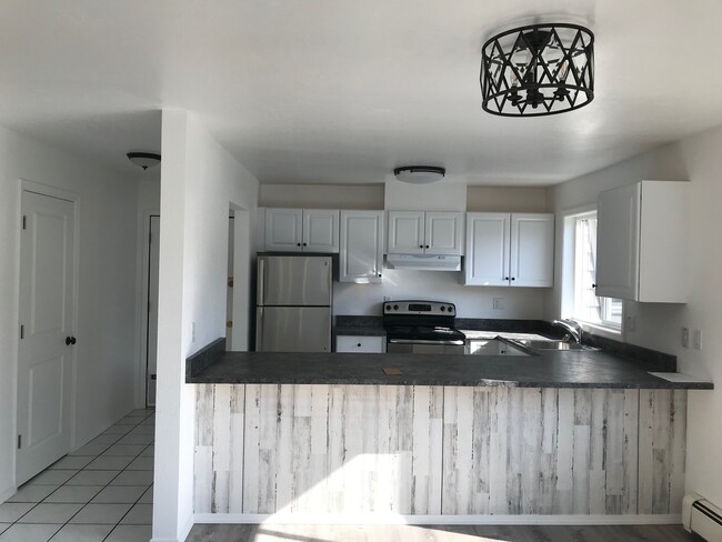 Kitchen with large counters - 1890 Glacier Ave