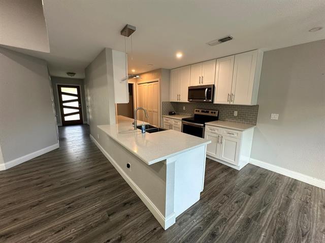 Building Photo - 927 S Riverside Dr