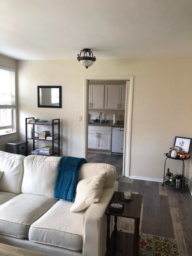 1 bed/ 1 Bath Living Room - Embassy House