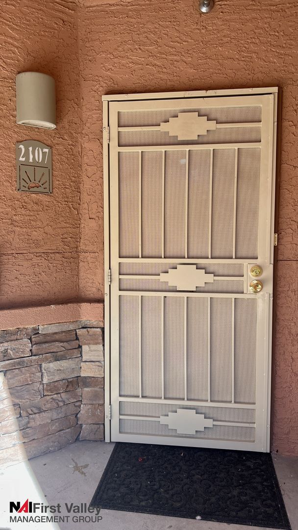Building Photo - 2 Bedrooms, 2 Baths