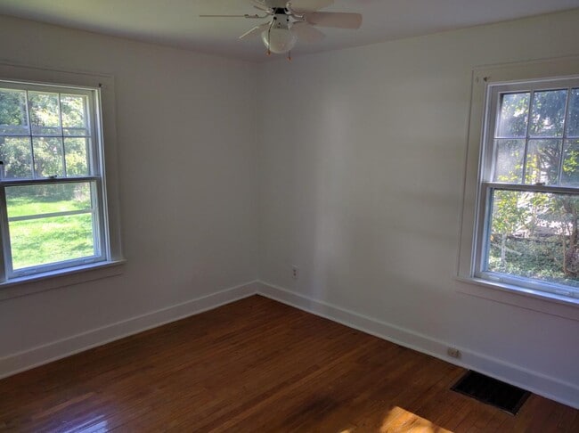 Living room - 3420 N Leroy Ave
