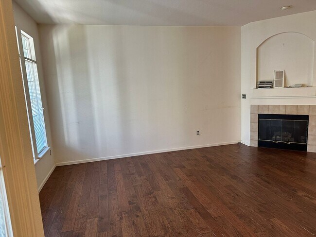 Foto del edificio - Make this refreshed townhome your own!