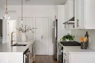 Building Photo - 98 Bennington St