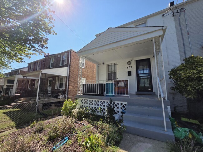 Foto del edificio - 609 Farragut Pl NE