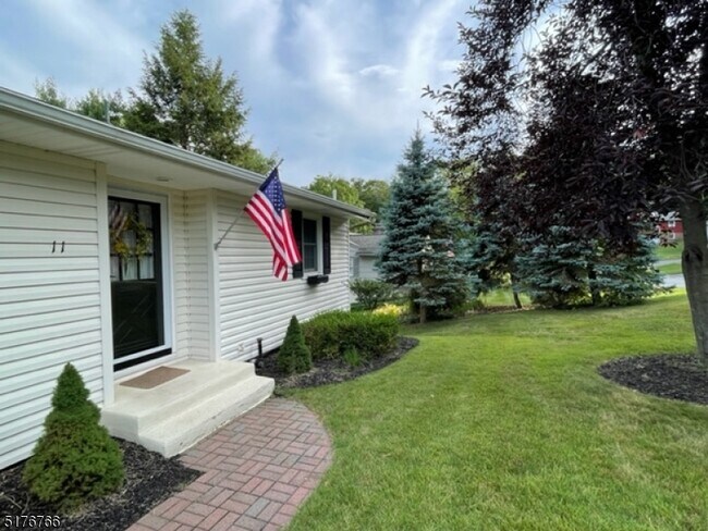 Foto del edificio - 11 Lewis Ln