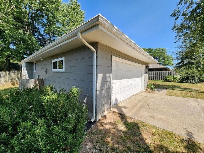 Building Photo - Spacious 3-Bedroom, 2-Bathroom Home AVAILA...