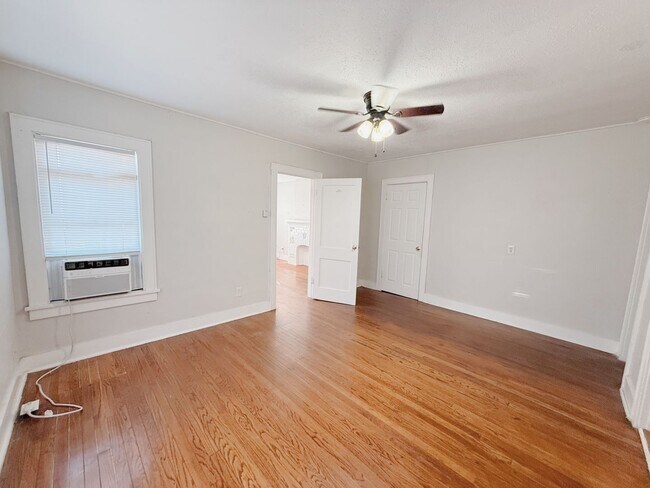 Foto del edificio - Charming 1-Bedroom Duplex with Storage Garage