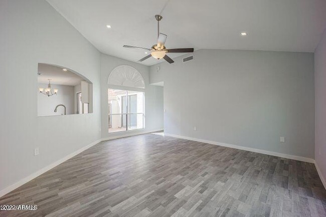 Foto del edificio - 1510 E Commerce Ave