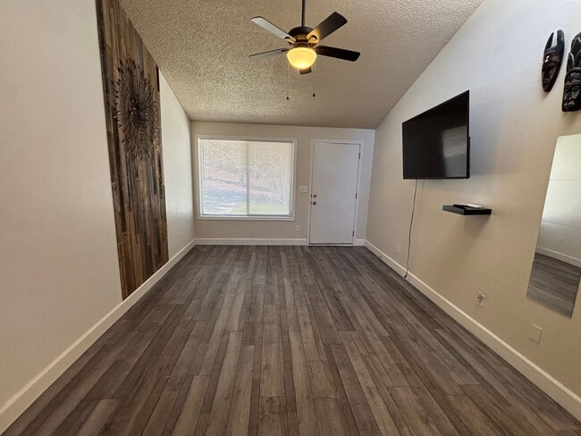 Foto del edificio - Garden-Style Condo in the Heart of Bend!