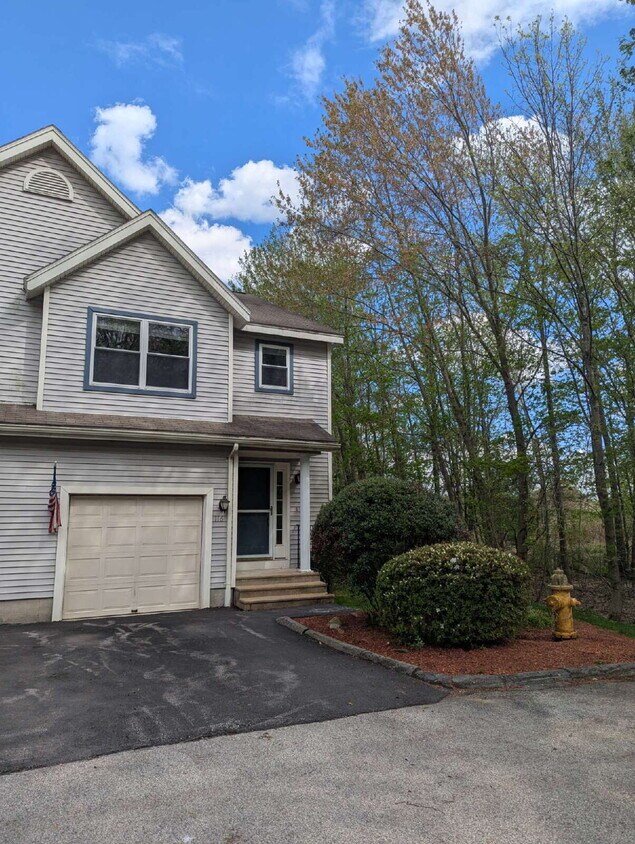 Foto principal - Immaculate End Unit in Desirable Weatherst...