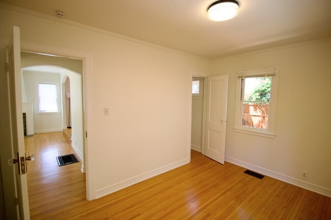 Building Photo - 212 Gilbert Ave