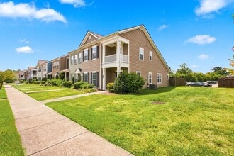 Building Photo - 2055 Hemlock Dr