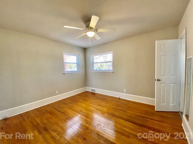 Building Photo - 532 Briarwood Dr