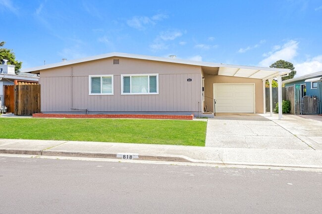 Charming 3BR Home with Spacious Yard in Se... - Charming 3BR Home with Spacious Yard in Se...