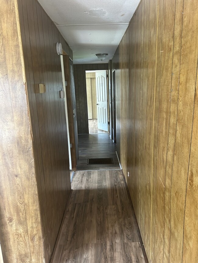 Building Photo - 2 Bedroom/1 Bathroom Mobile Home