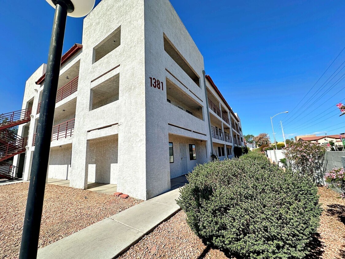 Foto principal - 1 BEDROOM 1 BATH DOWNSTAIRS CONDO