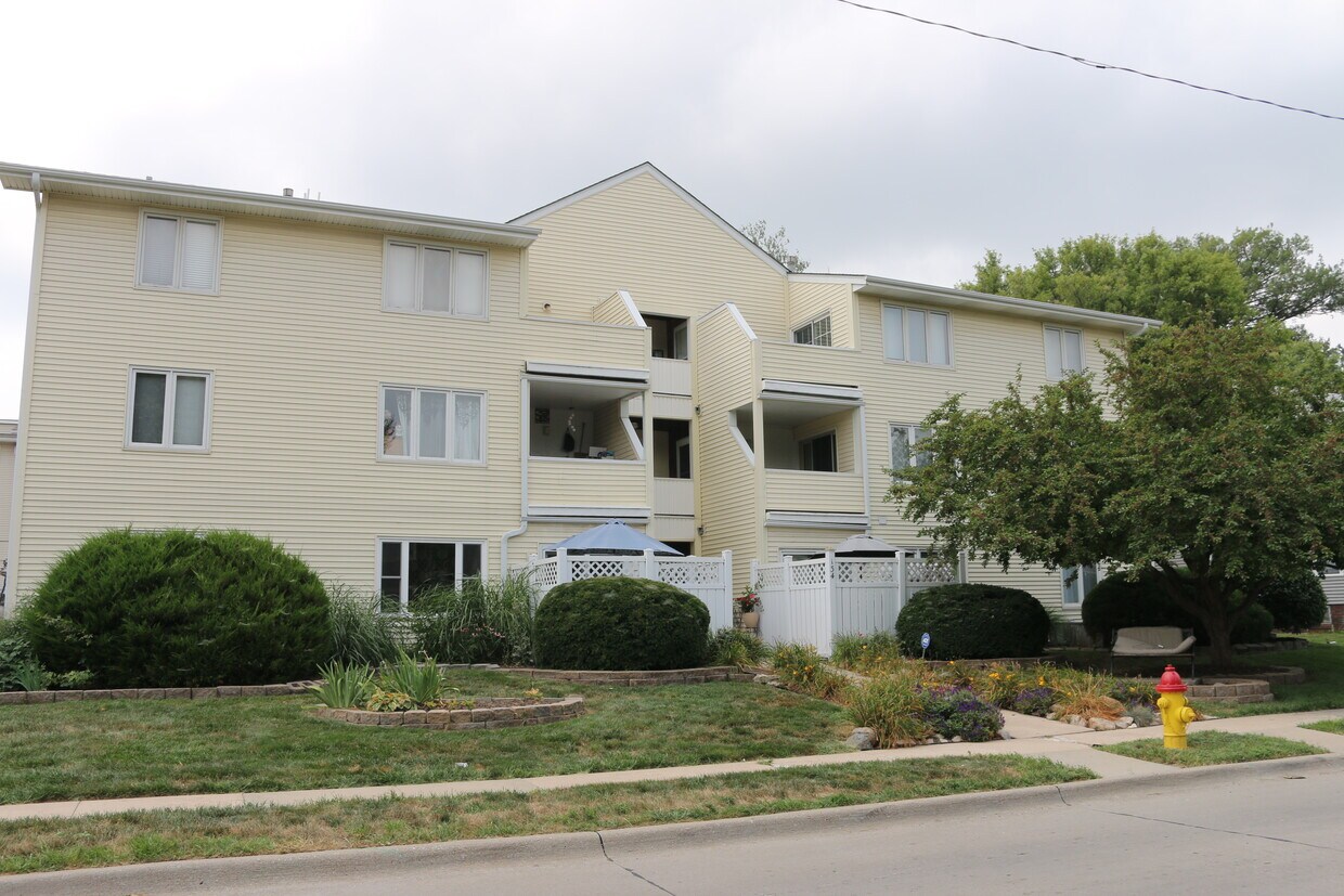 134 N 36th St Unit 9, Omaha, NE 68131 Condo for Rent in Omaha, NE