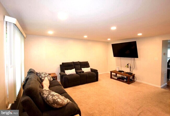 Foto del edificio - 6560 Lochleigh Ct