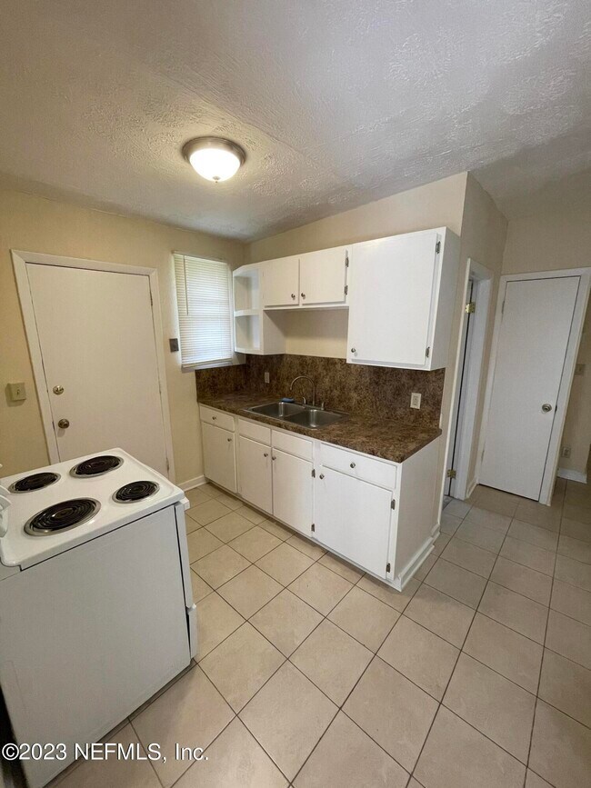 Foto del edificio - 2179 W 40th St