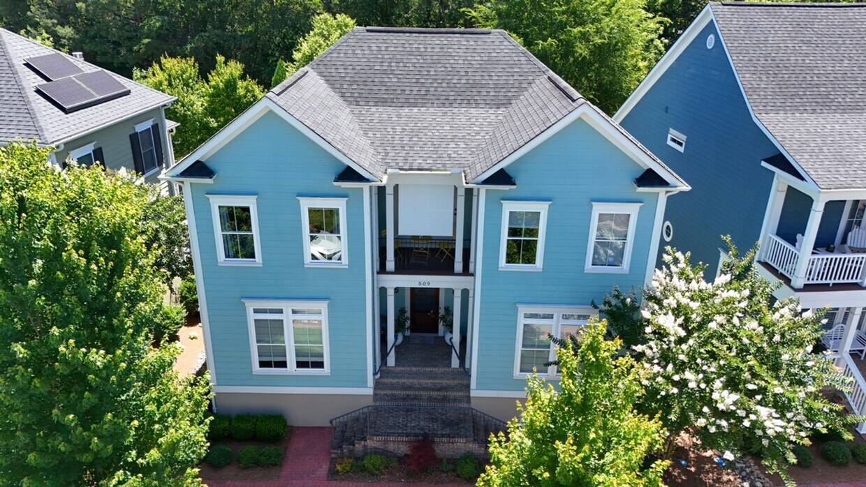 Primary Photo - Upscale Living in Village Walk