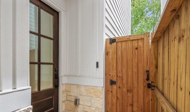 Foto del edificio - 6424 Highland Pine Ln