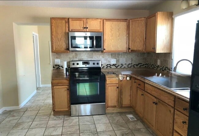 Building Photo - 1411 E Orman Ave