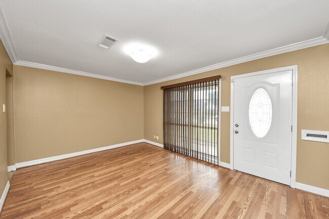 Building Photo - 1535 Pleasantville Dr