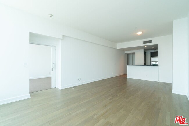 Building Photo - 900 W Olympic Blvd