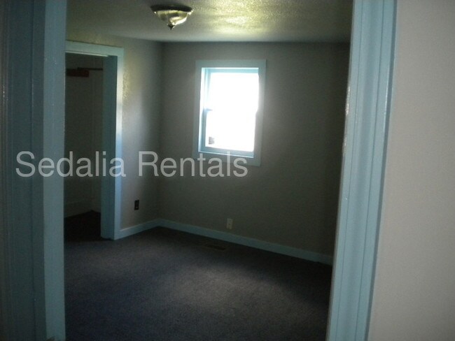 Building Photo - Big yard with shed and all appliances