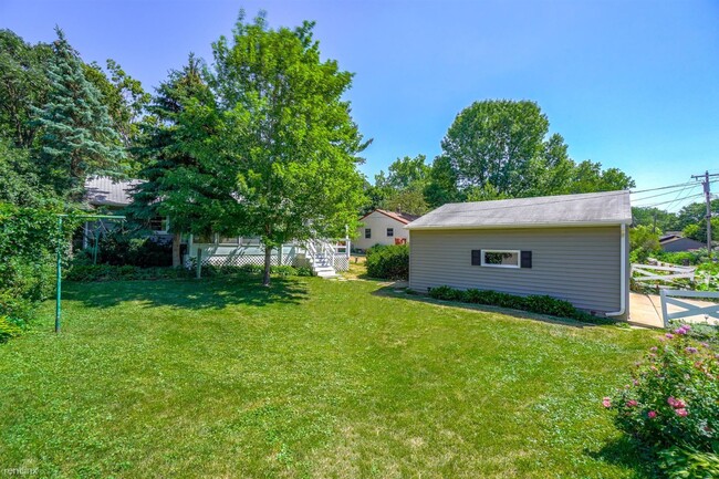 Building Photo - 3 br, 1 bath House - 545 Frontenac Place
