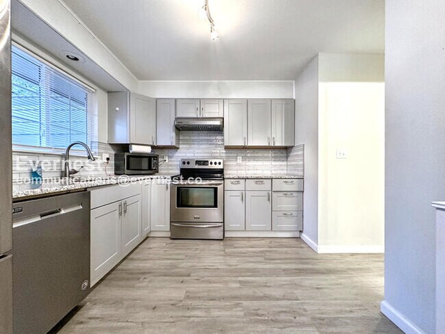 Foto del edificio - PROMO: FIRST MONTH FREE ON 18-MONTH LEASE ...