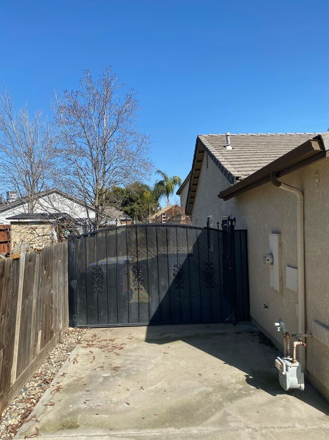 Foto del edificio - 1842 CABRILLO AVE - 3 BEDROOM 2 BATH - TULARE